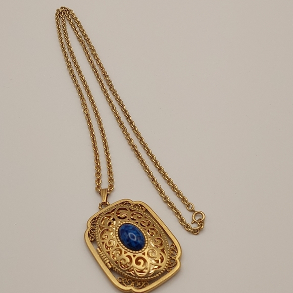 Avon 70's 'Yesteryear' Gold-Tone Photo Locket Necklace Blue Stone Pendant EVC - Picture 17 of 17